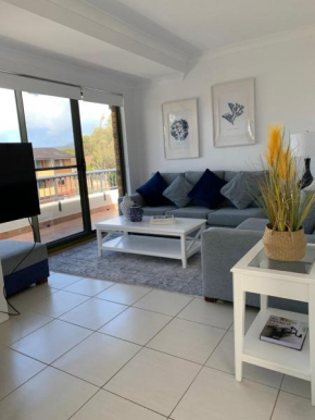 Beautiful and Bright Penthouse, Hawks Nest